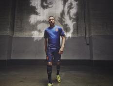 刷新纪录引发热议！，詹姆斯在切尔西比赛中比赛局势复杂气势如虹延续